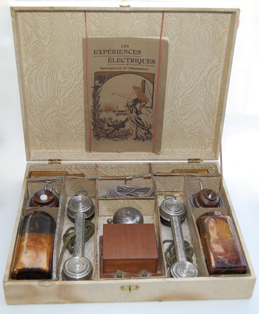Téléphone à piles de 1910. Téléphone à piles de 1910.