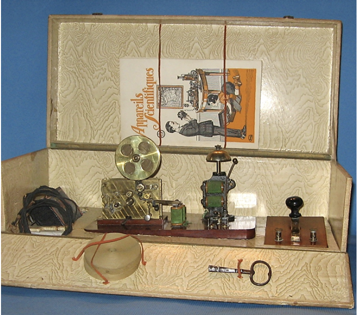 telegraphe-morse-laiton télégraphe Morse, en laiton finement poli et socle en acajou verni, fabriqué par l’entreprise Péricaud en 1922
