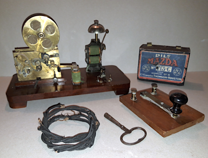telegraphe-morse Jouer au télégraphiste avec un jouet scientifique