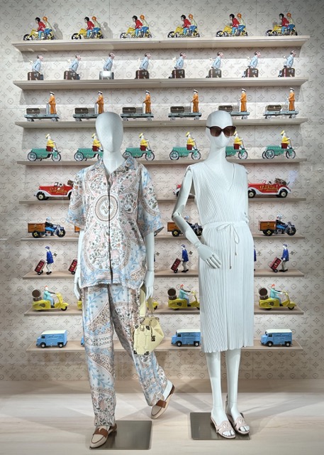 <br />
Vitrine Louis Vuitton, Paris juin 2026